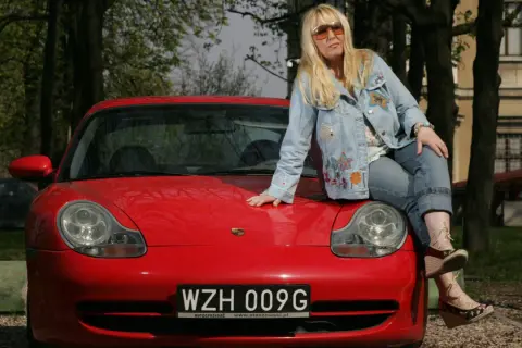 Ikona polskiej sceny, Maryla Rodowicz, siedzi na masce czerwonego Porsche. Czy to symbol tego, dlaczego nigdy nie prowadziła samochodu?