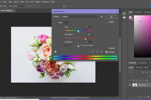 Un bouquet di fiori in fase di photoshop color correction, con la finestra Hue/Saturation aperta per regolare la saturazione.