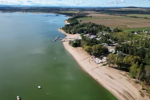 Widok na Mietków Zalew z plażą, pomostem i łodziami. Sprawdź cennik atrakcji i wypoczynku nad wodą.
