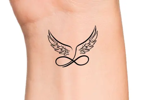 Ein zartes Engel Tattoo mit Schriftzug und Unendlichkeitszeichen auf dem Handgelenk.