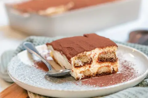 En bit krämig tiramisu med kex och kakao, perfekt för ett enkelt tiramisu recept.