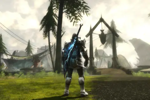 Rycerz z mieczem na plecach, gotowy do walki w świecie gry RPG online.