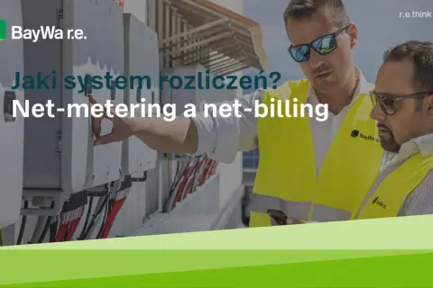 Dwóch mężczyzn w kamizelkach odblaskowych przy panelach fotowoltaicznych omawia systemy rozliczeń: net-metering a net-billing.