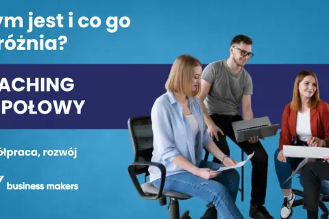 Zespół podczas sesji coachingowej, dyskutujący o współpracy i rozwoju.
