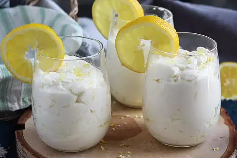 Lätt och fluffig italiensk dessert med citron, garnerad med citronskivor och rivet citronskal. En perfekt avslutning på en måltid.