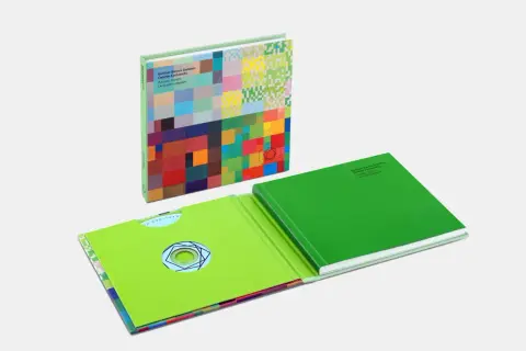 Ein Buch mit bunter Pixel-Kunst-Cover und grüner Hülle, das Antonio Vivaldis "Die vier Jahreszeiten" von den Berliner Barock Solisten präsentiert.