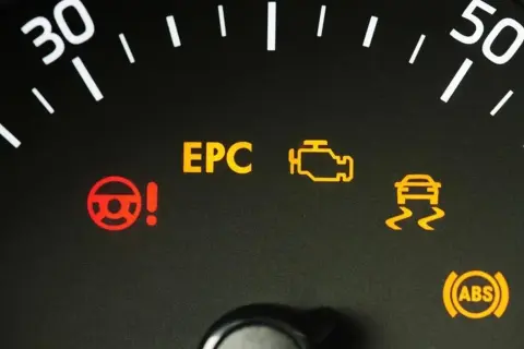 Kontrolki na desce rozdzielczej: EPC, silnik, kierownica z wykrzyknikiem, ESP i ABS. Co to znaczy?