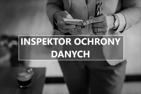 Osoba trzymająca telefon i okulary, z napisem "Inspektor Ochrony Danych".