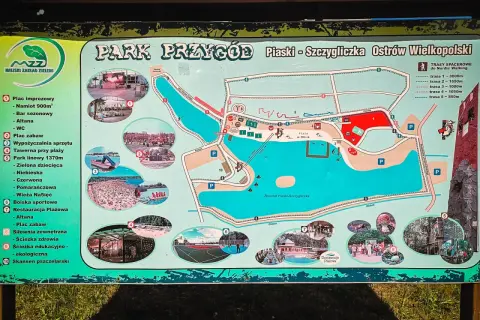 Mapa Parku Przygód w Ostrowie Wielkopolskim pokazuje liczne atrakcje: plac zabaw, park linowy, boiska sportowe, restaurację plażową i skansen pszczelarski.