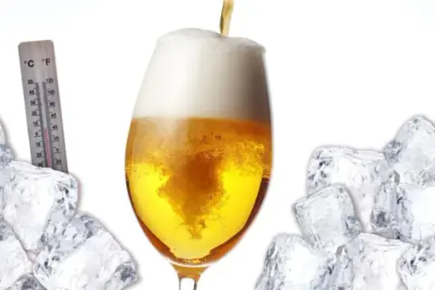 Ein Glas Bier wird mit Eiswürfeln und einem Thermometer umgeben, um zu zeigen, wie man das Bier kalt stellen kann.