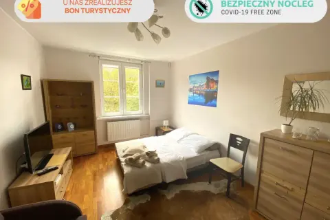 Pokój z łóżkiem, szafą i TV. U nas zrealizujesz bon turystyczny. Bezpieczny nocleg COVID-19 free zone. 4 pory roku bąkowo.