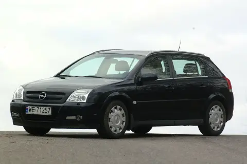 Czarny Opel Signum z czystymi żarówkami reflektorów, zaparkowany na zewnątrz.