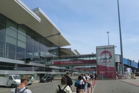 Co to jest gate na lotnisku i jak uniknąć stresu przed lotem