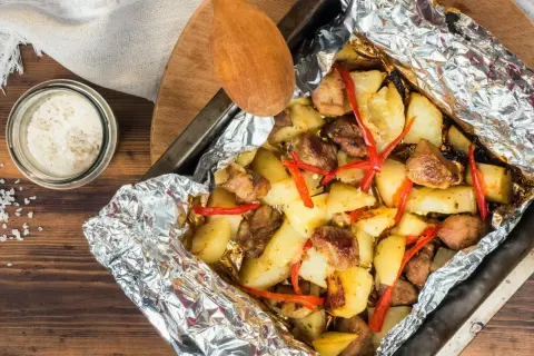 Szybki obiad z ziemniakami i mięsem, pieczony w folii aluminiowej z papryczką chili.