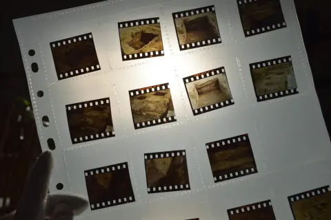 Przezroczysta folia z różnymi rodzajami filmu, ukazująca fragmenty wykopalisk archeologicznych.