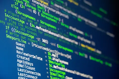 Code informatique affichant des variables comme `$AccountAge` et `$ReportLine`, avec des commentaires sur la gestion des comptes.