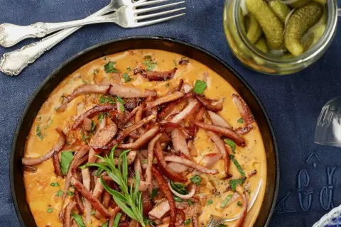 Krämig falukorv i panna, ett enkelt och gott falukorv recept. Serveras med inlagd gurka.