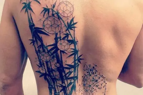 Tatuaż bambusa na plecach, symbolizujący siłę i elastyczność. Japońskie tatuaże znaczenie często wiąże się z naturą i jej potęgą.