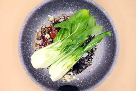 Smażona kapusta pak choi z czosnkiem i sosem. Idealne do szybkich dań, szukaj kapusta pak choi przepisy.