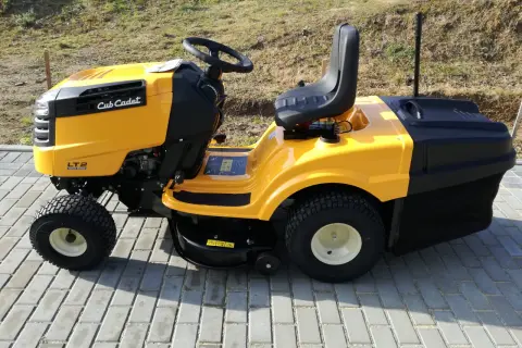 Żółty traktorek kosiarka Cub Cadet LT2 z koszem na trawę, gotowy do pracy w ogrodzie w województwie lubelskim.