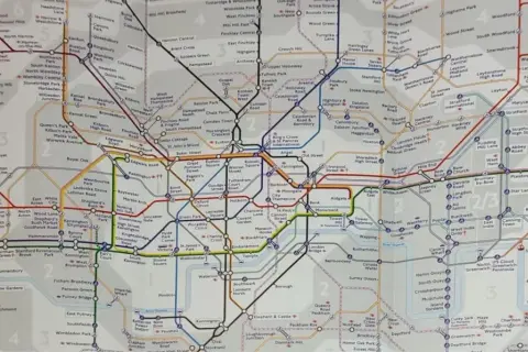 Mapa londyńskich stref metra z zaznaczonymi liniami i stacjami.