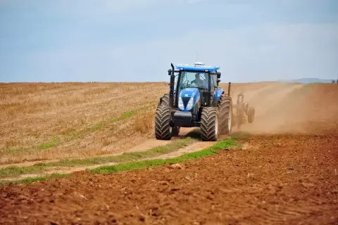 Rolnik a podatek od nieruchomości: Kiedy płacisz, a kiedy masz zwolnienie?
