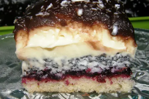 Prosty przepis na ciasto Pijak bez pieczenia, które zachwyci wszystkich