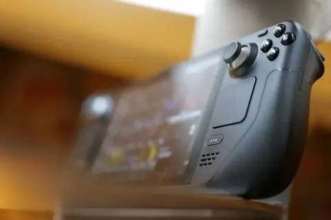 Zbliżenie na konsolę Steam Deck 2, z widocznymi przyciskami i joystickiem.