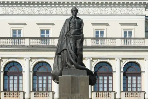 Pomnik Słowackiego, majestatyczna rzeźba w otoczeniu klasycystycznej architektury, przywołuje ducha poezji i historii.