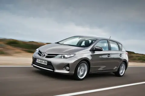 Szary Toyota Auris w ruchu. Wiele pozytywnych toyota auris opinie potwierdza jego niezawodność i komfort jazdy.