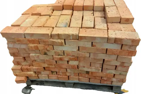 Paleta cegieł ceramicznych na drewnianej podbudowie.