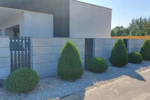 Jak ozdobić płot betonowy, aby zyskał nowy, atrakcyjny wygląd