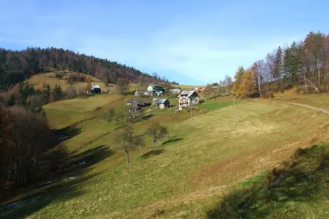Malownicze wzgórza i domy w Krynicy-Zdroju. Takie to Beskidy, jesienią pełne kolorów.