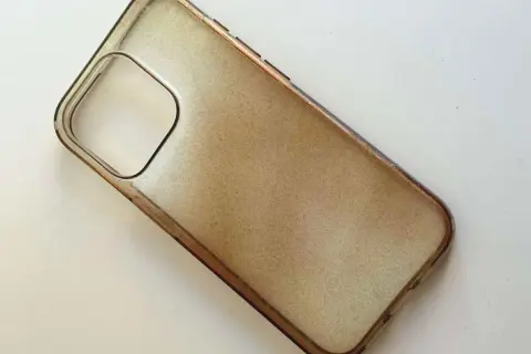 Przezroczyste, lekko przyciemnione etui na telefon z wycięciem na aparat. Dowiedz się, jak wyczyścić gumowe etui, by znów wyglądało jak nowe.
