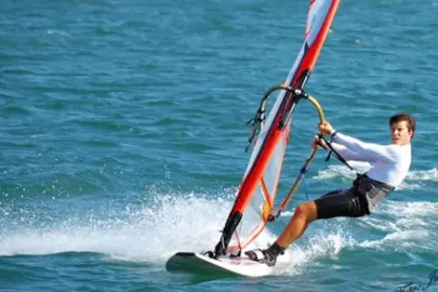 Windsurfing Chorwacja: Gdzie złapiesz najlepszy wiatr? Przewodnik