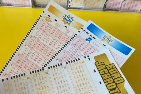 Kupony Mini Lotto, Lotto i Euro Jackpot na żółtym tle. Sprawdź, jak sprawdzić wygraną w lotto, zaznaczając liczby.