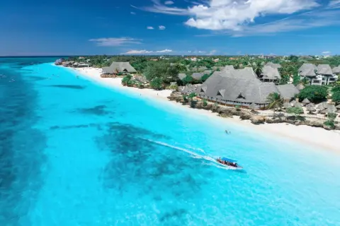 Rajskie plaże, turkusowa woda i łodzie na horyzoncie. Czy Zanzibar to warto? Tak, to idealne miejsce na wakacje!