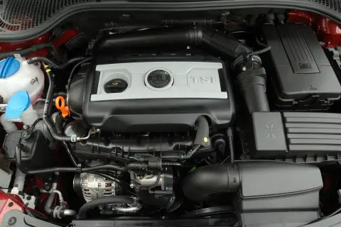 Silnik TSI w Skoda Octavia 2. Widoczne elementy układu dolotowego, zbiorniczek płynu chłodniczego i osłona silnika.