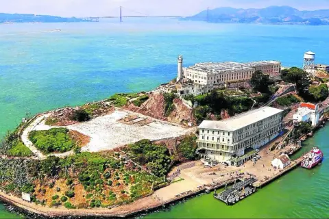 Isla de Alcatraz, la famosa alcatraz carcel, con el puente Golden Gate al fondo.