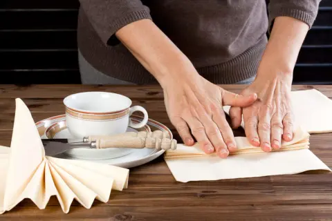 Mains expertes en pliage serviette papier 40x40 pour une table élégante.