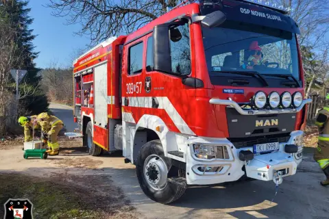 Strażacy z OSP Nowa Słupia przygotowują sprzęt. Wóz strażacki gotowy do akcji. Ochotnicza straż pożarna w Polsce to ważna służba.