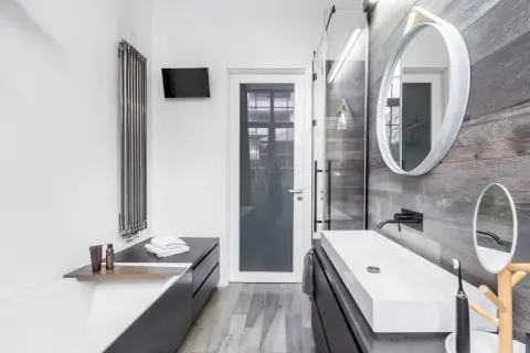 Modernes Badezimmer mit Dusche, Waschtisch und Badewanne. Perfekt, um Ihr Bad zu renovieren und einen stilvollen Look zu schaffen.