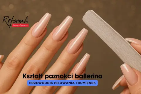 Dłonie z idealnymi paznokciami baleriny, które są właśnie piłowane pilnikiem.