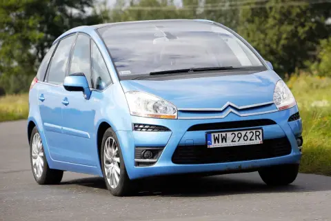 Błękitny Citroen C4 Picasso na drodze. Wiele osób szuka **citroen c4 picasso opinie** przed zakupem.