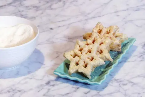 Struvor recept: Krispiga, stjärnformade struvor på en turkos bricka, redo att doppas i socker.