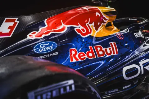 Detalle del coche de **Red Bull F1** con el logo del toro rojo y patrocinadores.