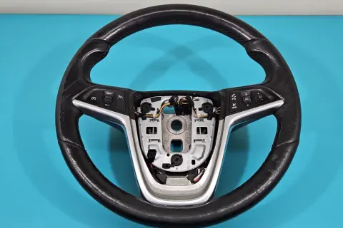 Skórzana kierownica Opel Astra J z przyciskami tempomatu i multimediów.