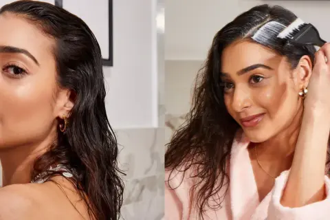 Mujer con pelo mojado se aplica tinte con brocha. Se puede teñir el pelo mojado para un color uniforme y duradero.