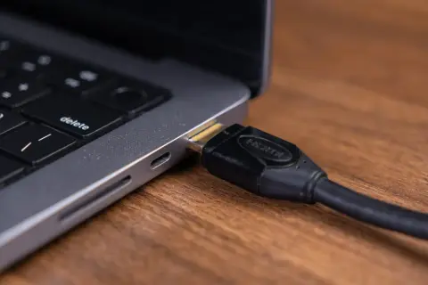 Kabel HDMI podłączony do laptopa, ale komputer nie widzi telefonu, mimo że ładuje.