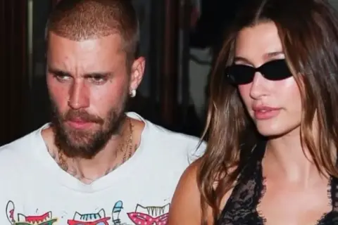 Justin i Hailey Bieber idą razem. Hailey Bieber w ciąży wygląda promiennie w czarnej koronkowej sukience.
